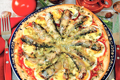 Pizza with sprats